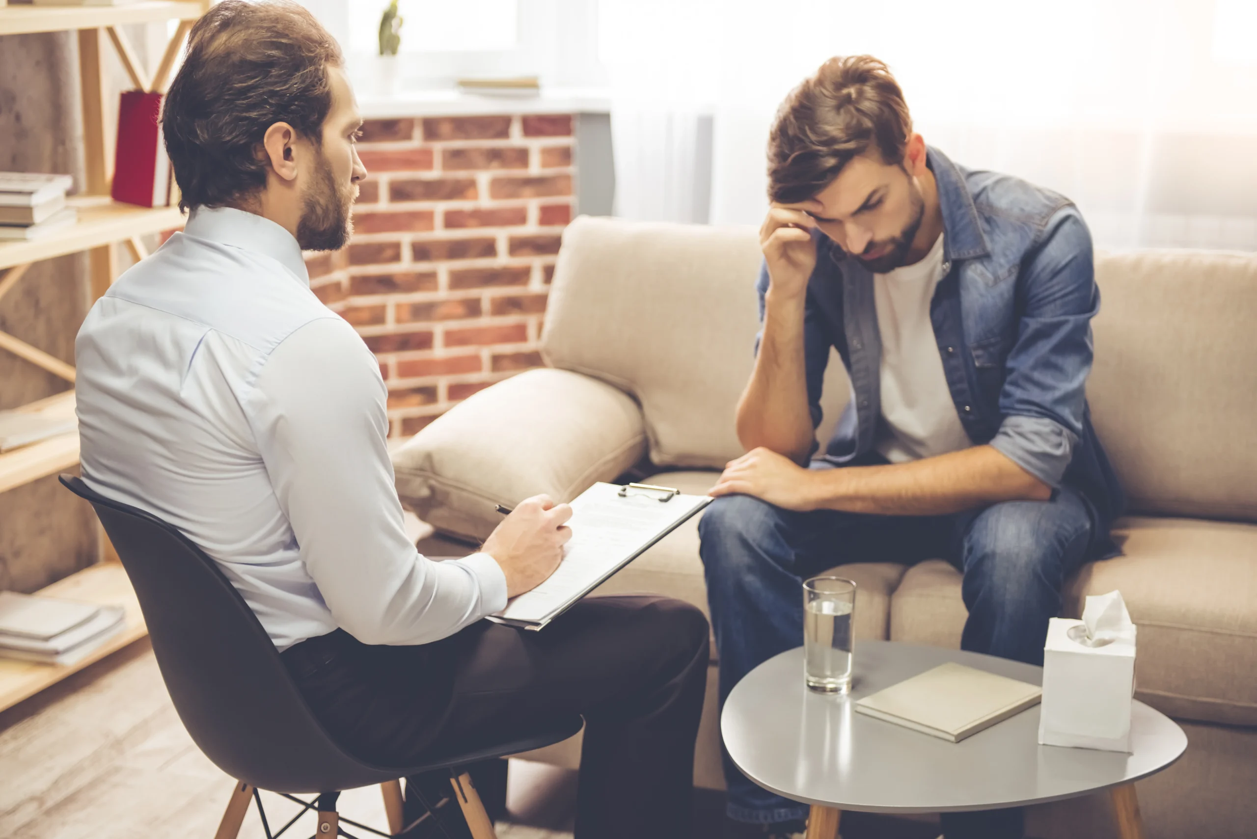Psicólogo em atendimento clínico